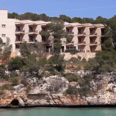 Hostal Palmaria Hotels near Cala Llombards