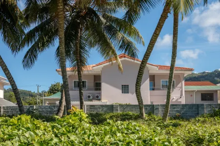 Shanaz Beachside Retreat Отели в г. Маэ