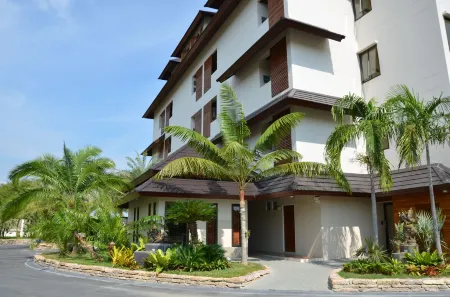 Royal Place Banchang Отели рядом с достопримечательностью «Wat Chak Mak»