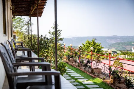 Cloud 9 Hills Resort Отели в г. Джвханд Апати