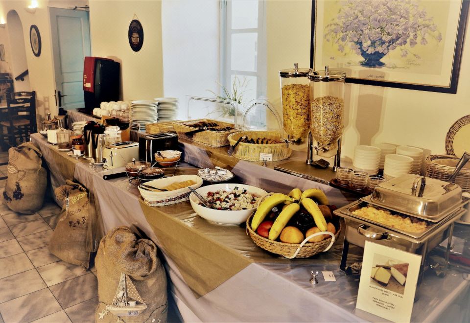 오이아 마을 중심에 위치한 애트리오 숙소의 외관 또는 전망 이미지