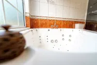 Birds 'n' Bloom Cottages Hotels in Malanda