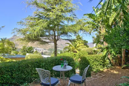 Dreamhouse Guest House Отели рядом с достопримечательностью «Pollsmoor Prison»