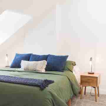 The Speakeasy--Walk to OTR, Basement Bar, Cozy Stay Rooms