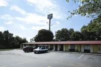 Knights Inn Battle Creek - parking
