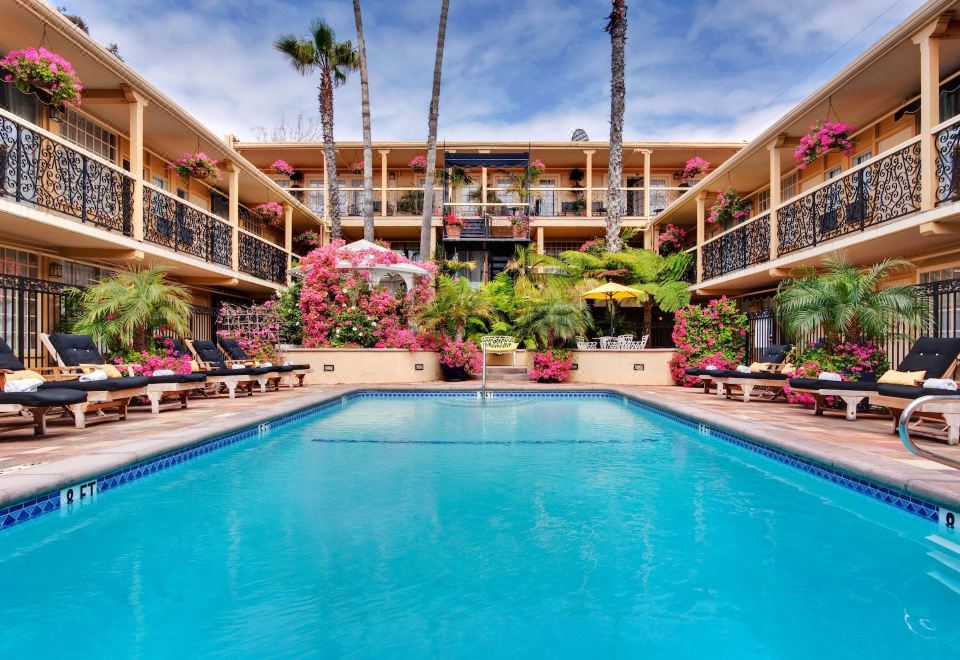 14 웨스트 라구나 비치의 밝고 현대적인 객실 인테리어