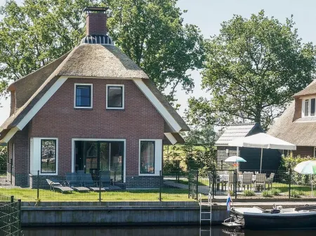 Villa in Friesland with Waterfront Garden Отели в г. De Friese Meren