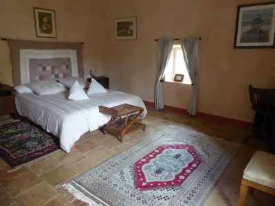Le Mas des Sages BnB chambres d'hôtes & gites avec piscine Hôtels à : Saint-Quentin-la-Poterie