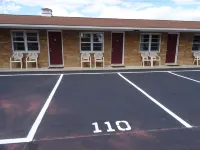 Amish Country Motel - parking