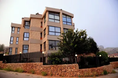 Mountain View Cedars Hotels near Gibran Museum