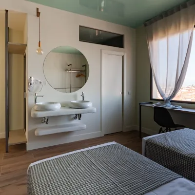 Hostal Charlotte-Gran Vía Các khách sạn gần Ga Quevedo