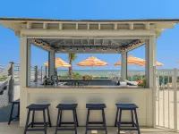Crystal Coast Oceanfront Hotel - bar