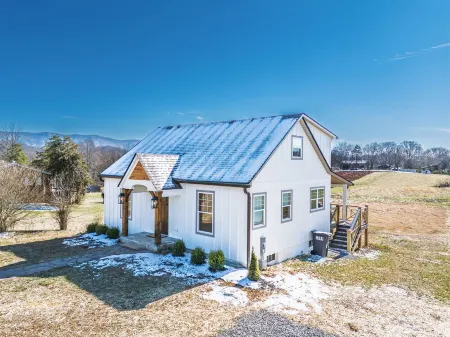 Charming 2-bedroom + Loft  cottage in Maryville Tennessee