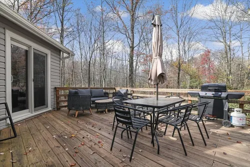 Perfect Summer Getaway - Hot Tub, Pool, Kayaks, A/C in Big Bass Lake Resort!