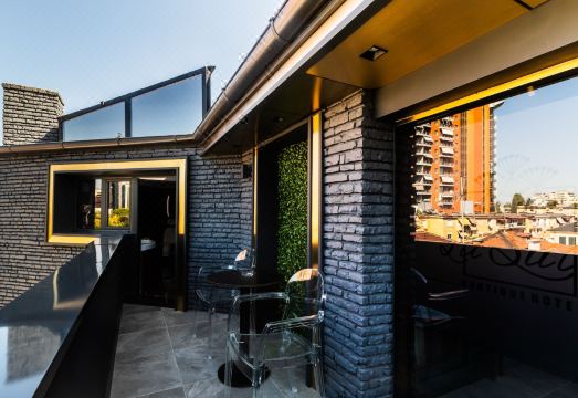 라 스위트 부티크 호텔의 세련된 침실과 욕실