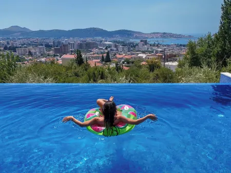 Uphill Glavanovic Pool Villa Отели в г. Стари Бар