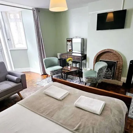 Apartment - Sleeps 6 - Self Check in - Beach Close