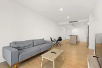 South Brisbane 2 Bedrooms Apartment with Free Parking by KozyGuru Hotel di West End