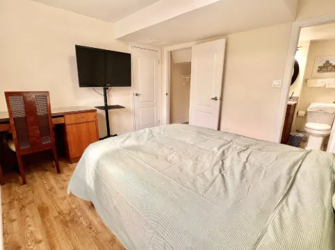 Cozy Home in Richmond Hill with Free Parking