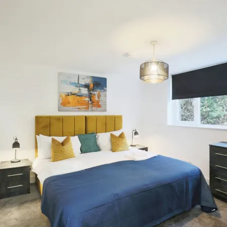 Luxurious 7-Bedroom Home in Solihull, Close to NEC & BHX