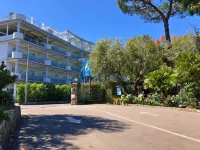 Hostel & Glamping Santa Fortunata Отели рядом с достопримечательностью «Пляж Леонеллис»