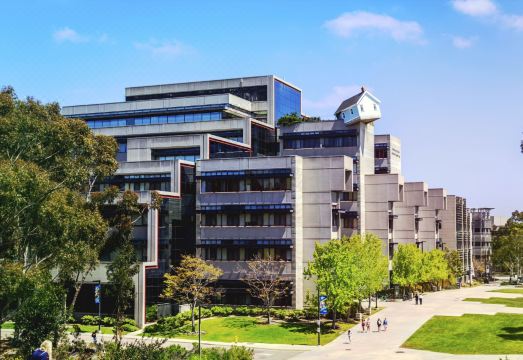 엠버시 스위트 라호야 로비