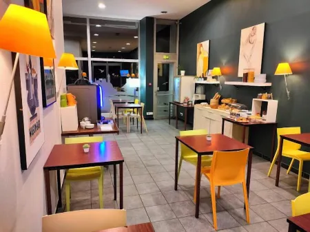 Hotel de la Gare Brest Отели рядом с достопримечательностью «Faculty of Science and Technology»