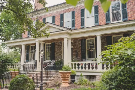 Ironclad Inn & Bourbon Room Отели рядом с достопримечательностью «Терминус оф Вирджиния Рейлуэй Трейл»