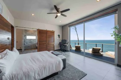 Wander Anchor Cove sleeps 8, w/Hot tub, 3 Bedrooms Hotels near Bowling Ball Beach
