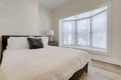 Chic Retreat - WiFi, Dishwasher, Washer/Dryer, AC Hotels in 