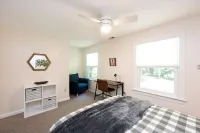 Quiet Retreat - Piano, Firepit, Peloton - 30 min to RTP 볼드윈 호텔