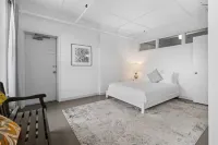 Charming Suites with Easy Access to Downtown - Stylish Haven