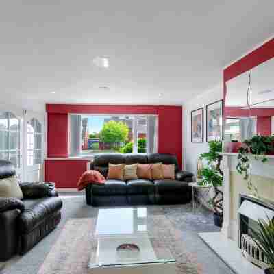 Elegant 5Br Home with Free EV,Garden and Parking Rooms
