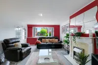 Elegant 5 Bed Home with Garden & Parking - Slough
