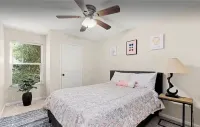 3 Bed 2.5 Bath Townhome Retro Modern Zen Family Friendly Escape Hotels near Southern Museum of Civil War and Locomotive History