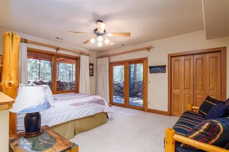 Mountain Lodge with sauna-350acres. 5 minutes from fishing, kayaking, boating