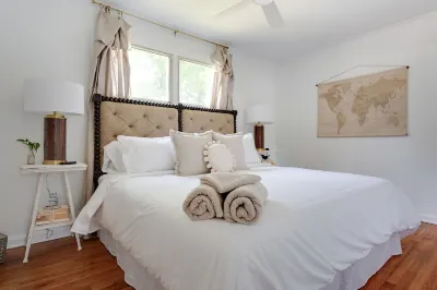 Cottage Charmer-Walkable/Bars/Restaurants/Pets ok