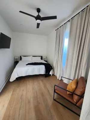 Ladera Heights Retreat, close to LAX, SOFI and the beach, centrally located. Hotels near Holy Cross Catholic Cemetery & Mortuary
