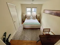 NEW Cozy Penthouse - Spacious 3-bedroom apartment. Steps to Metro!