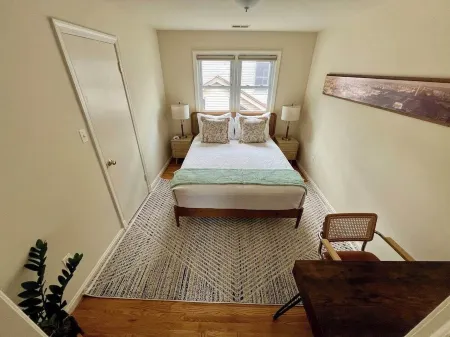 NEW Cozy Penthouse - Spacious 3-bedroom apartment. Steps to Metro!