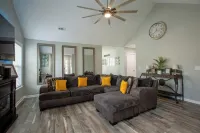 12 minutes to Wet 'n Wild Water Park! Family-sized 3 bedroom cozy happy home!