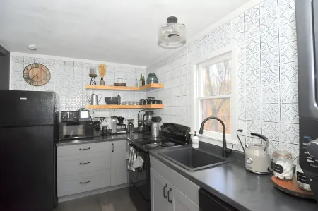 A Humble Abode - - Pet Friendly, Fire Pit, Deck, Grill, Wood Stove, Games, Wifi, 6 Acres