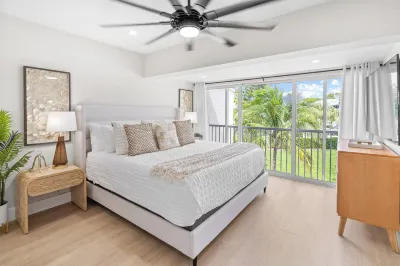 NEW! OCEANSIDE CASA LARGO TROPICAL GETAWAY! PICKLEB-BEACH-POOL-KAYAK-TENNI-FISH florida keys key lime products附近的飯店