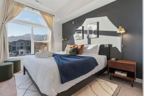 Cozy 3-bedroom townhome in Mountain Green with WiFi, AC. 12 min to Snowbasin