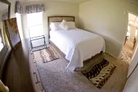 E-Town House, Peaceful Country Get-Away, Local Gem Close to Town, Pac-Man Arcade