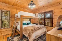 Mountain Views, Dog friendly, Fenced Yard, Barrel Sauna, Hot Tub, Fire Pit