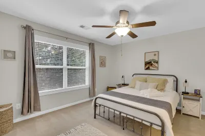 Charming Townhome,PRIME LOCATION,Historic,Mins to USC,TVs,Parking,Fireplace,W/D Hotels near Dutch Square Center