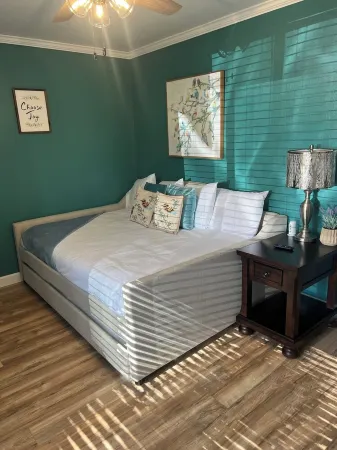 Charming 2-bedroom house in Bella Vista with private access to Tunnel Vision.