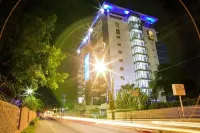 Apartment with roof top pool. Hotels in 