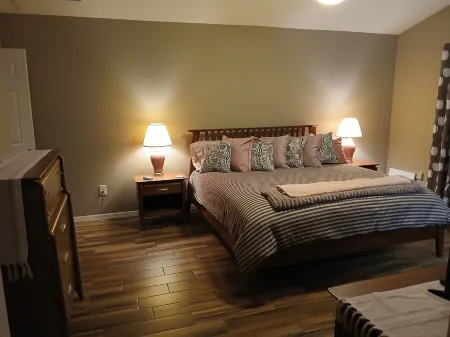 Beautifully Renovated k2B/2B  home The Villages Florida w/gas golf cart included